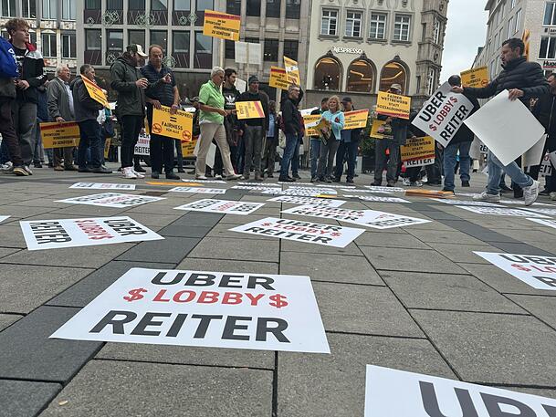Rund 300 Taxler demonstrieren am Marienplatz. Rund 300 Taxler demonstrieren am Marienplatz.