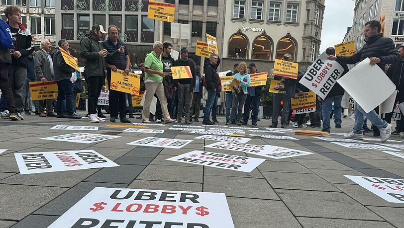 Rund 300 Taxler demonstrieren am Marienplatz.
