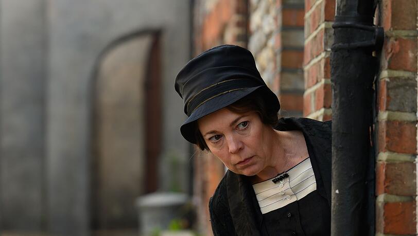 Edith (Olivia Colman) ist fest entschlossen, das R&auml;tsel um die versauten Briefe in Littlehampton zu l&ouml;sen: Olivia Colman brilliert in "Kleine schmutzige Briefe" als brav-biedere Jungfer Edith Swan.