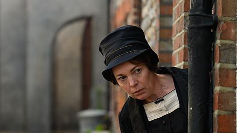 Edith (Olivia Colman) ist fest entschlossen, das R&auml;tsel um die versauten Briefe in Littlehampton zu l&ouml;sen: Olivia Colman brilliert in "Kleine schmutzige Briefe" als brav-biedere Jungfer Edith Swan.