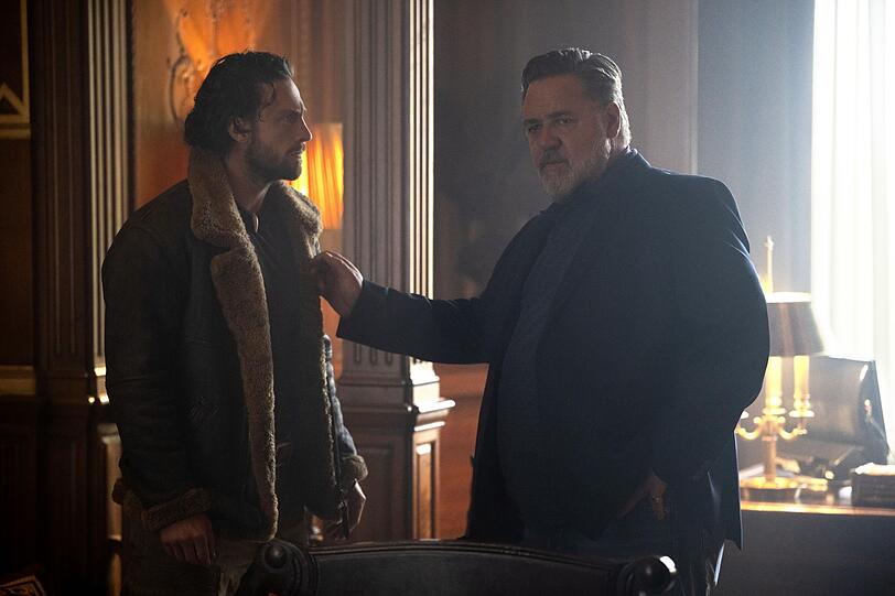 Russell Crowe (rechts) gibt den strengen Vater von Kraven (Aaron Taylor-Johnson).