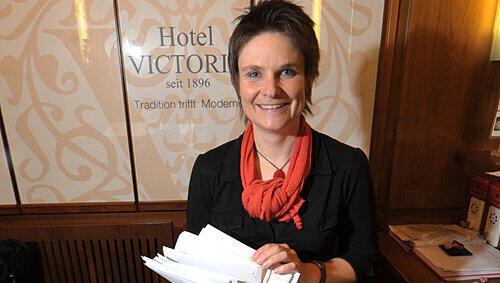 Mehr Arbeit durch die steuerliche Neuregelung: Sabine Powels, Direktorin des Hotel Victoria in Nürnberg, musste die Rechnungs-und Software-Systeme ändern lassen. Mehr Arbeit durch die steuerliche Neuregelung: Sabine Powels, Direktorin des Hotel Victoria in Nürnberg, musste die Rechnungs-und Software-Systeme ändern lassen.