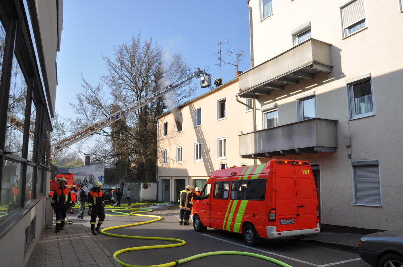 Feuerwehreinsatz in Eggenfelden: Am Sonntagmorgen brach in einer Wohnung plötzlich ein Feuer aus.