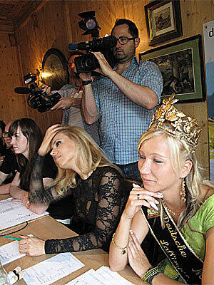 Die interessierte Jury.