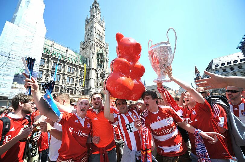 Riesenparty am Marienplatz! Das Spiel hat noch nicht begonnen, aber die Fans sind schon im Freudenrausch. Hier feiern die Bayern-Fans unsere Stadt in den Ausnahmezustand! Die Bilder aus der Fußball-Stadt zum Durchklicken!