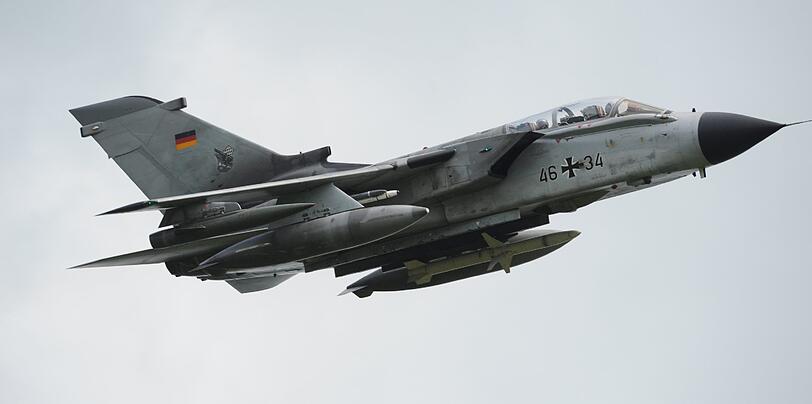 So sieht ein Jagdbomber des Typs Tornado in Aktion aus.