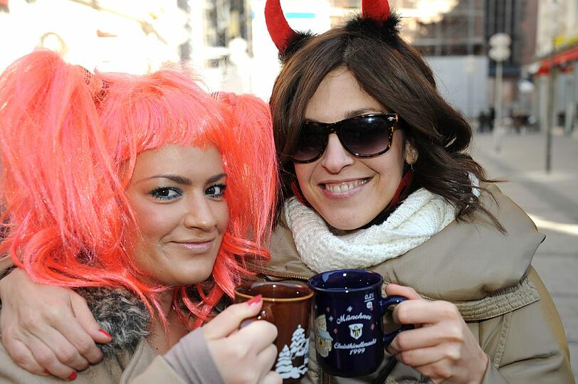 Die Freundinnen Domenika und Kinga genießen das Faschingstreiben am Rosenmontag in der Fußgängerzone.