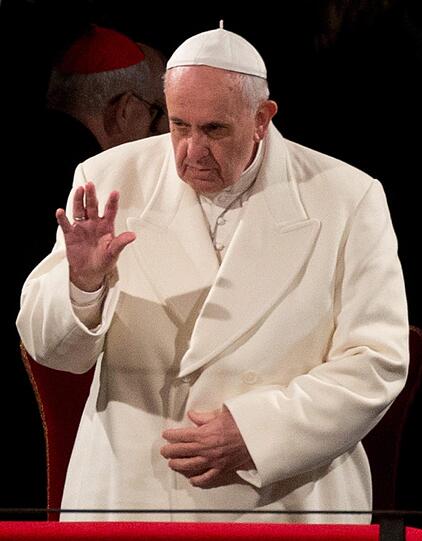 Gläubige beten gemeinsam mit dem Papst den Kreuzweg - die Bilder.