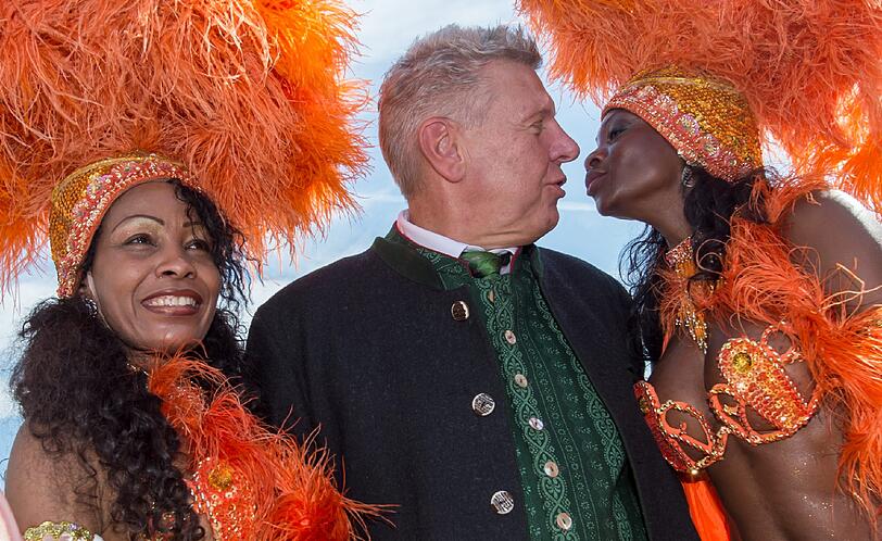 OB Dieter Reiter und zwei Samba-Schönheiten während des Wiesn-Rundgangs.