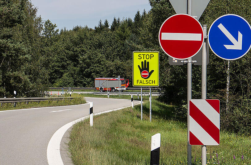 Stop: eine falsche Auffahrt auf die Autobahn(Symbolbild)