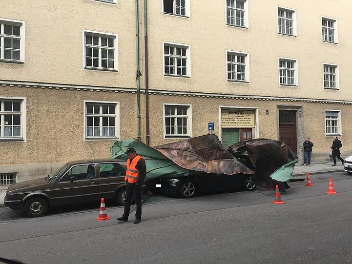 Hoffentlich ist der Besitzer des Wagens gegen Sturmschäden versichert.