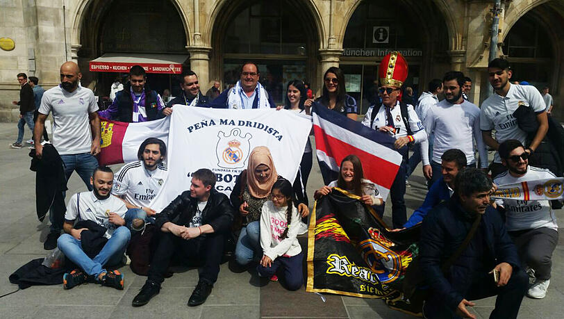 Mittwochmittag am Marienplatz: Fans von Real Madrid stimmen sich schonmal auf die bevorstehende Partie ein. Mittwochmittag am Marienplatz: Fans von Real Madrid stimmen sich schonmal auf die bevorstehende Partie ein.