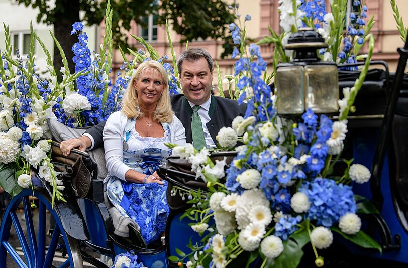 So ein Glück! Rechtzeitig zu Beginn des traditionellen Trachten- und Schützenzuges kam am Sonntag die Sonne raus. Natürlich waren auch Ministerpräsident Markus Söder und seine Frau Karin dabei.