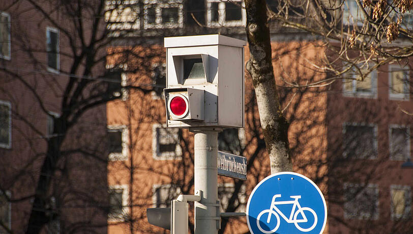 Solche fest installierten Blitzer möchten die Grünen an vielen Hauptverkehrsstraßen in München haben. (Archivbild)