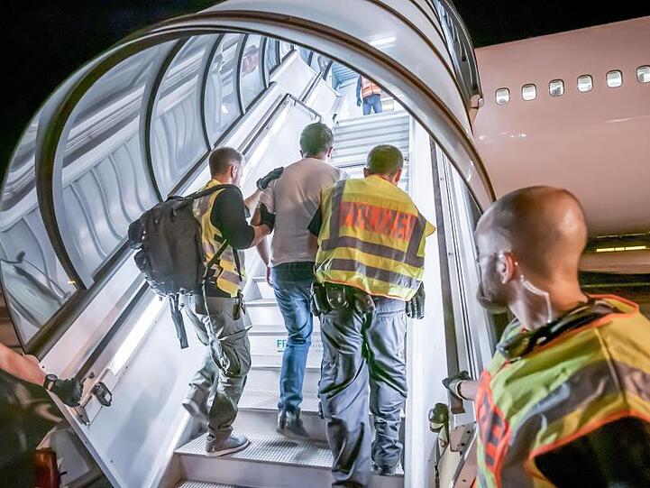 Die Aussicht auf Abschiebung veranlasste den Mann aus dem Senegal offenbar zu einem halsbrecherischen Fluchtversuch. (Symbolbild)