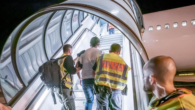 Die Aussicht auf Abschiebung veranlasste den Mann aus dem Senegal offenbar zu einem halsbrecherischen Fluchtversuch. (Symbolbild) Die Aussicht auf Abschiebung veranlasste den Mann aus dem Senegal offenbar zu einem halsbrecherischen Fluchtversuch. (Symbolbild)