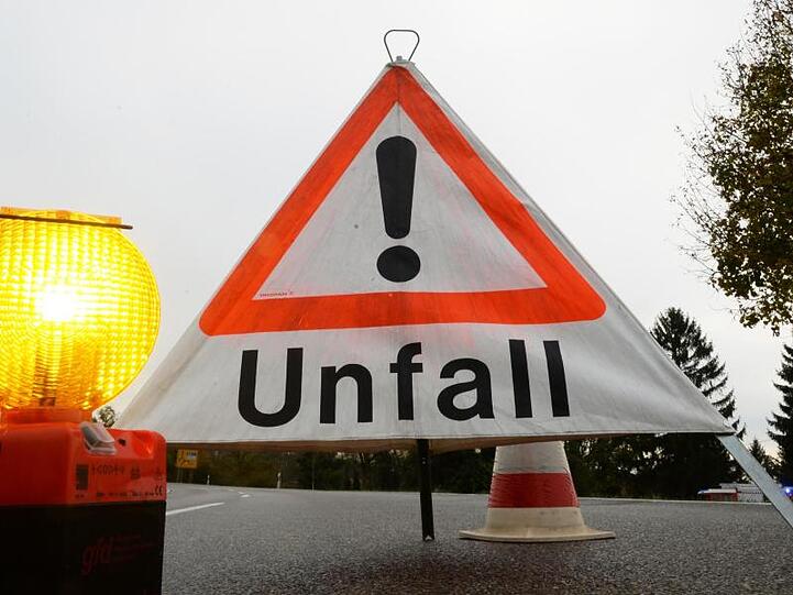 Zu sehen ist ein Warndreieck mit der Aufschrift "Unfall". Foto: Patrick Seeger/Archivbild
