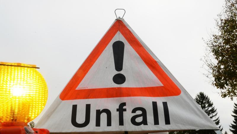 Zu sehen ist ein Warndreieck mit der Aufschrift "Unfall". Foto: Patrick Seeger/Archivbild Zu sehen ist ein Warndreieck mit der Aufschrift "Unfall". Foto: Patrick Seeger/Archivbild