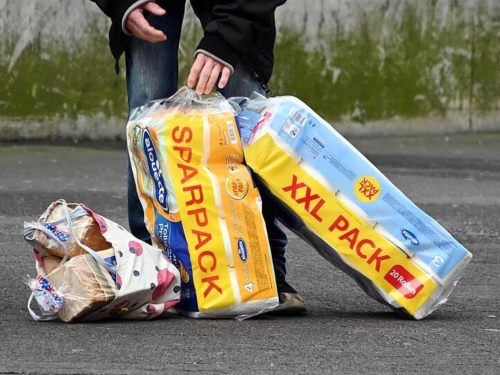 Ein Einkauf mit zwei XXL-Paketen Klopapier. Foto: Uli Deck/dpa/Symbolbild