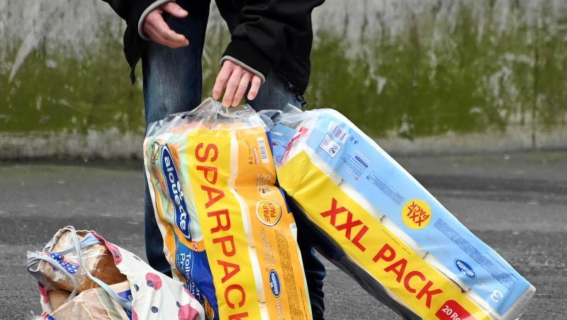Ein Einkauf mit zwei XXL-Paketen Klopapier. Foto: Uli Deck/dpa/Symbolbild Ein Einkauf mit zwei XXL-Paketen Klopapier. Foto: Uli Deck/dpa/Symbolbild