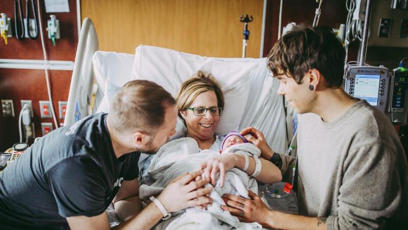 Matthew Eledge (l), seine Mutter Cecile Eledge und Matthews Mann, Elliot Dougherty, heißen Baby Uma nach ihrer Geburt willkommen. Matthew Eledge (l), seine Mutter Cecile Eledge und Matthews Mann, Elliot Dougherty, heißen Baby Uma nach ihrer Geburt willkommen.