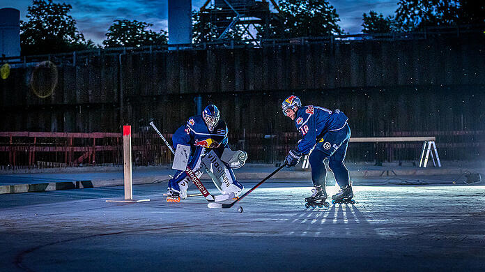 Eishockey auf der Baustelle: Goalie Daniel Fießinger und Justin Schütz im gerade entstehenden SAP Garden im Olympiapark.