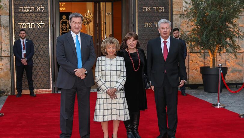 Hoher Besuch zu einem besonderen Tag: Charlotte Knobloch mit Ministerpräsident Markus Söder, Petra und Dieter Reiter am Sonntag vor der Synagoge.