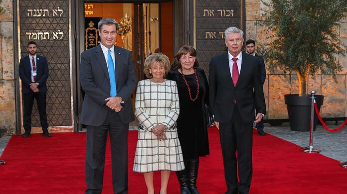 Hoher Besuch zu einem besonderen Tag: Charlotte Knobloch mit Ministerpräsident Markus Söder, Petra und Dieter Reiter am Sonntag vor der Synagoge.