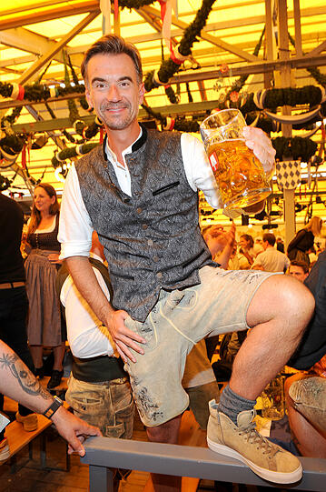 Bis zu den Knien könnte Florian Silbereisen auch perfekt der Trachten-Käpt'n auf einem unserer schönen bayerischen Seen sein. Weste, Hemd und Lederhose sind perfekt. Nur: Sneakers auf der Wiesn? Eher nein!
