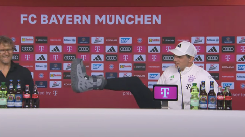 Tuchel mit Spezialschuh auf der Pressekonferenz.