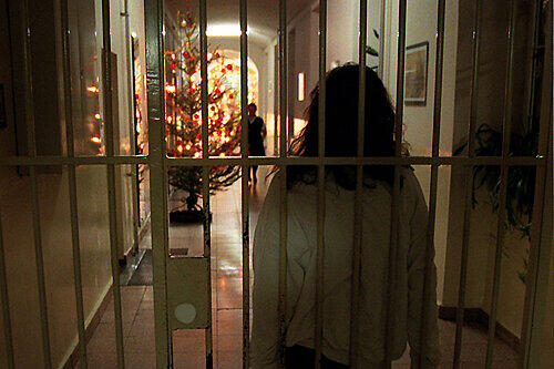Weihnachten hinter Gittern: Wenn Mütter im Knast sitzen, leiden vor allem ihre Kinder.