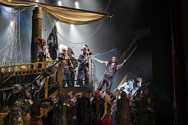 Daniel Gutmann als Piratenkönig Richard mit dem Ensemble, dem Chor und der Statisterie des Staatstheaters am Gärtnerplatz. Daniel Gutmann als Piratenkönig Richard mit dem Ensemble, dem Chor und der Statisterie des Staatstheaters am Gärtnerplatz.