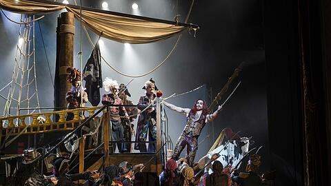 Daniel Gutmann als Piratenkönig Richard mit dem Ensemble, dem Chor und der Statisterie des Staatstheaters am Gärtnerplatz.