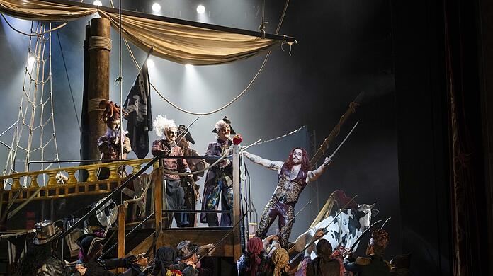 Daniel Gutmann als Piratenkönig Richard mit dem Ensemble, dem Chor und der Statisterie des Staatstheaters am Gärtnerplatz.