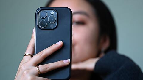 Ein Selfie f&uuml;r die n&auml;chste Instagram-Story - das k&ouml;nnte f&uuml;r Kinder- und Jugendliche bis zu einer bestimmten Altersgrenze k&uuml;nftig tabu sein. (Symbolbild)