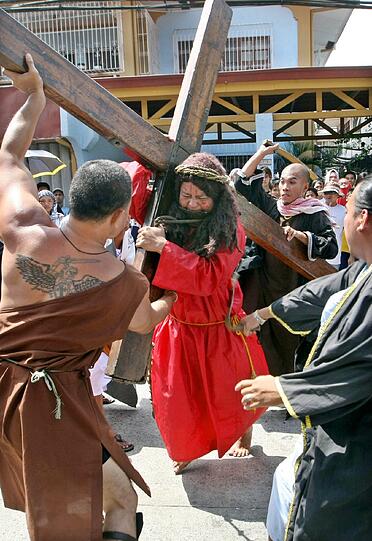 Trotz allem Schauspiel wiegt das Holzkreuz schwer.