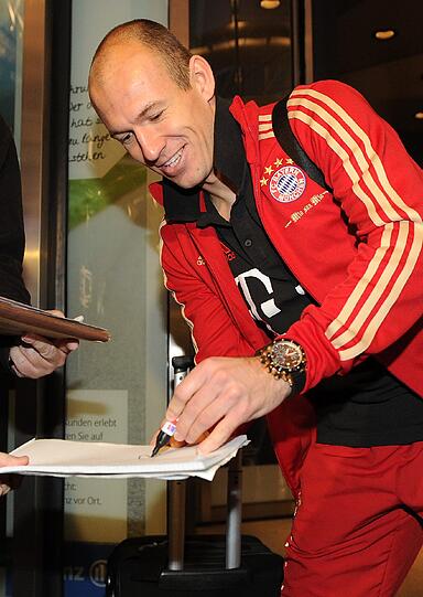 Arjen Robben schreibt Autogramme...