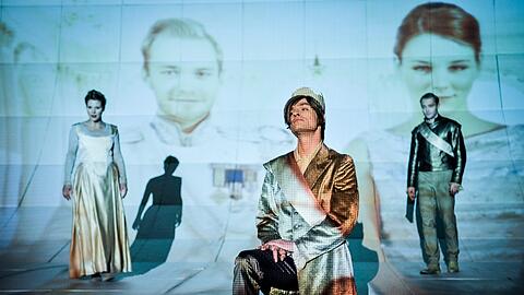 Umgeben von Projektionen - und mittendrin der König: Xenia Tiling, Oliver Möller und Max Wagner (von li.) in Christopher Rüpings Inszenierung im Volkstheater.