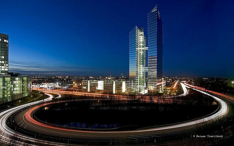 Die &bdquo;Highlight Towers&ldquo; in der Parkstadt Schwabing. Ein gläsener Aufzug bringt die Besucher bei der &bdquo;Langen Nacht der Architektur&ldquo; dort in den 19. Stock.