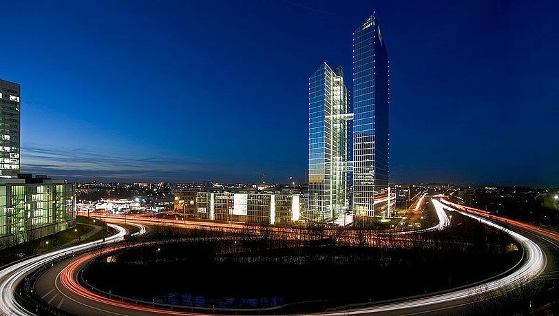 Die „Highlight Towers“ in der Parkstadt Schwabing. Ein gläsener Aufzug bringt die Besucher bei der „Langen Nacht der Architektur“ dort in den 19. Stock. Die „Highlight Towers“ in der Parkstadt Schwabing. Ein gläsener Aufzug bringt die Besucher bei der „Langen Nacht der Architektur“ dort in den 19. Stock.