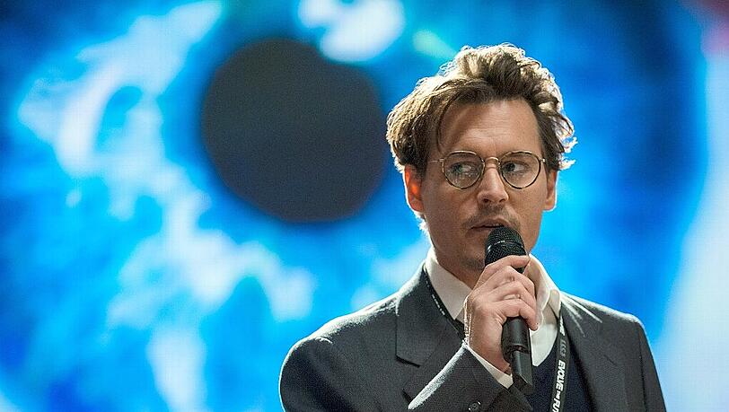 Johnny Depp predigt als Dr. Will Caster die Segnungen des technischen Fortschritts und wird Opfer eines Attentats.