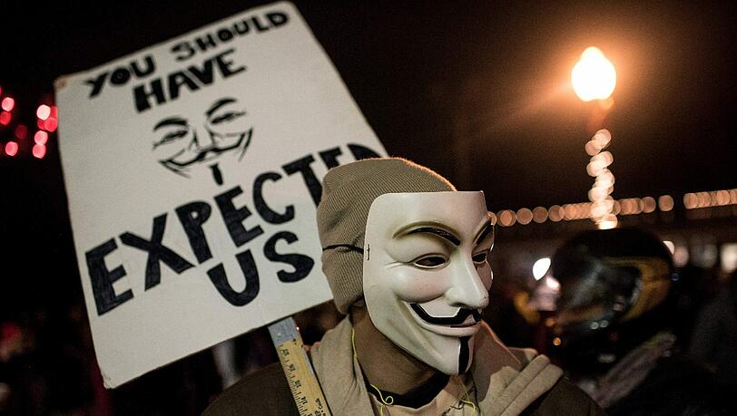 Anonymous ist ein weltweit agierendes Hacker-Kollektiv. Sein Markenzeichen ist ein Konterfei des britischen Attentäters Guy Fawkes. Anonymous ist ein weltweit agierendes Hacker-Kollektiv. Sein Markenzeichen ist ein Konterfei des britischen Attentäters Guy Fawkes.