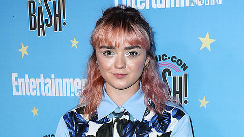 Maisie Williams liebt ihre farbenfrohe Haarpracht