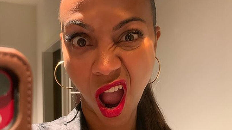 Zoe Saldana braucht mehrere Anläufe für ein gutes Selfie