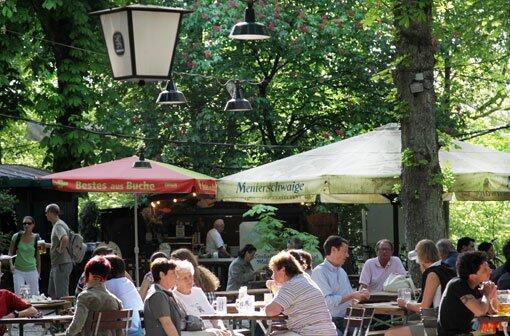 Der Biergarten hat bei schönem Wetter wieder offen.