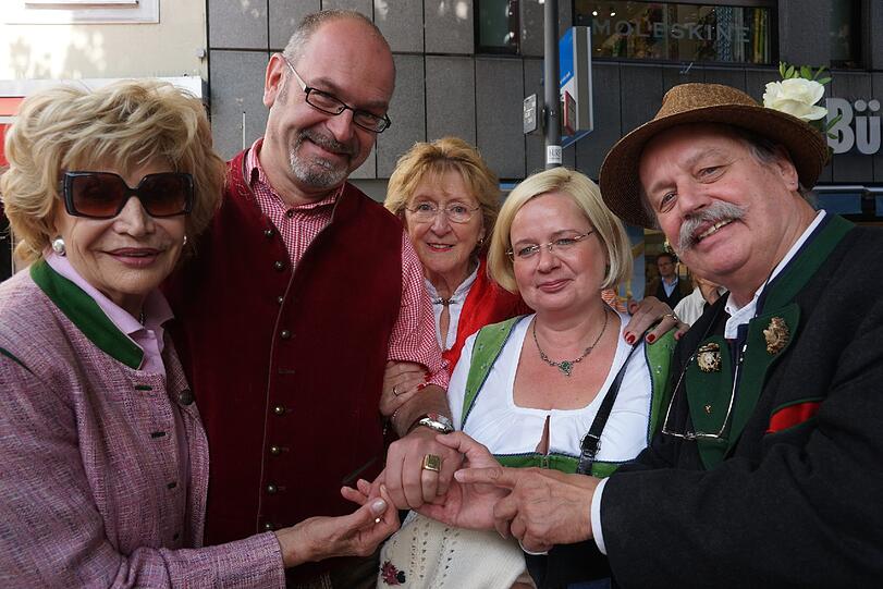 Sigi Sommers Lebensgefährtin Louise Pallauf mit Sigi Sommers Enkelsohn Klaus Weismer und seiner Mutter Erni Eberl (eine der Töchter Sigi Sommers) und Claudia Weismer und Künstler M. Prinz. Den Ring Sigi Sommers trägt inzwischen sein Enkelsohn.