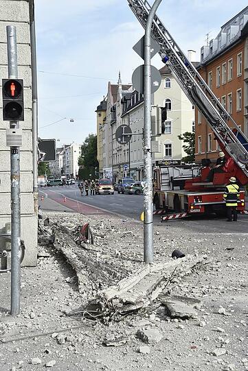 In der Kapuzinerstraße sind Teile eines Hausdachs einfach auf die Straße gefallen.