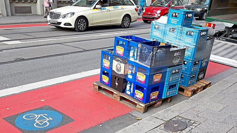 Zulieferer müssen auf dem Radweg entladen.