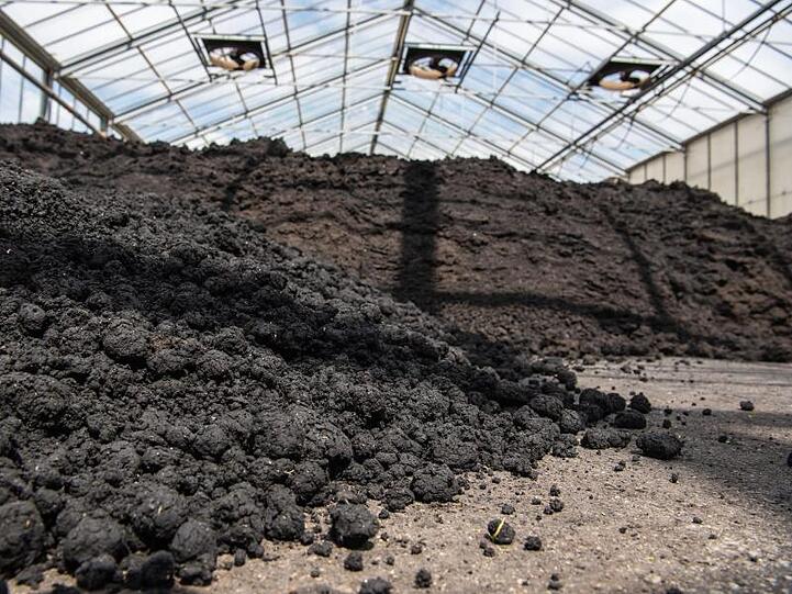 Kommunen suchen nach neuen Abnehmern für Klärschlamm, Kläranlagen können ihren Schlamm nicht mehr so einfach an Landwirte verkaufen.
