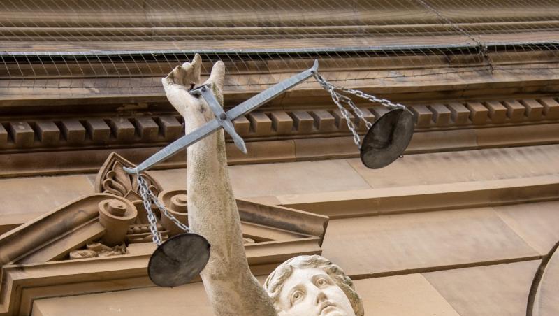 Vor dem Landgericht hält eine Statue der Justitia eine Waagschale. Foto: Stefan Puchner/dpa/Symbolbild